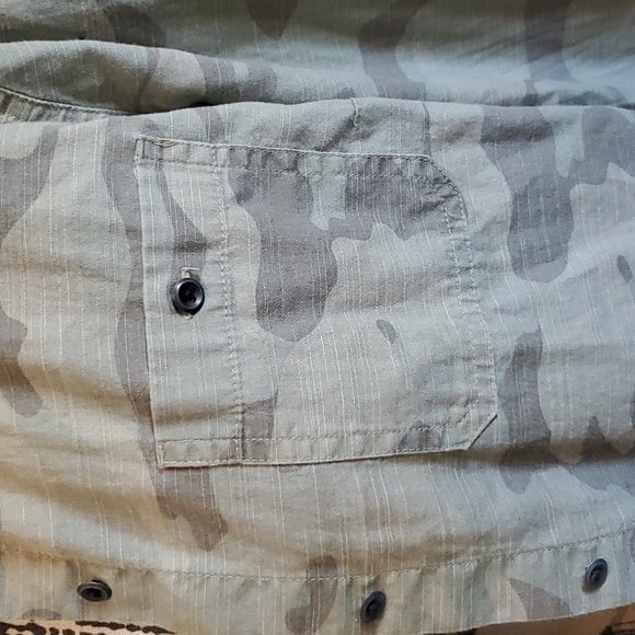 Old Navy Womens Large camo button up - Picture 2 of 4